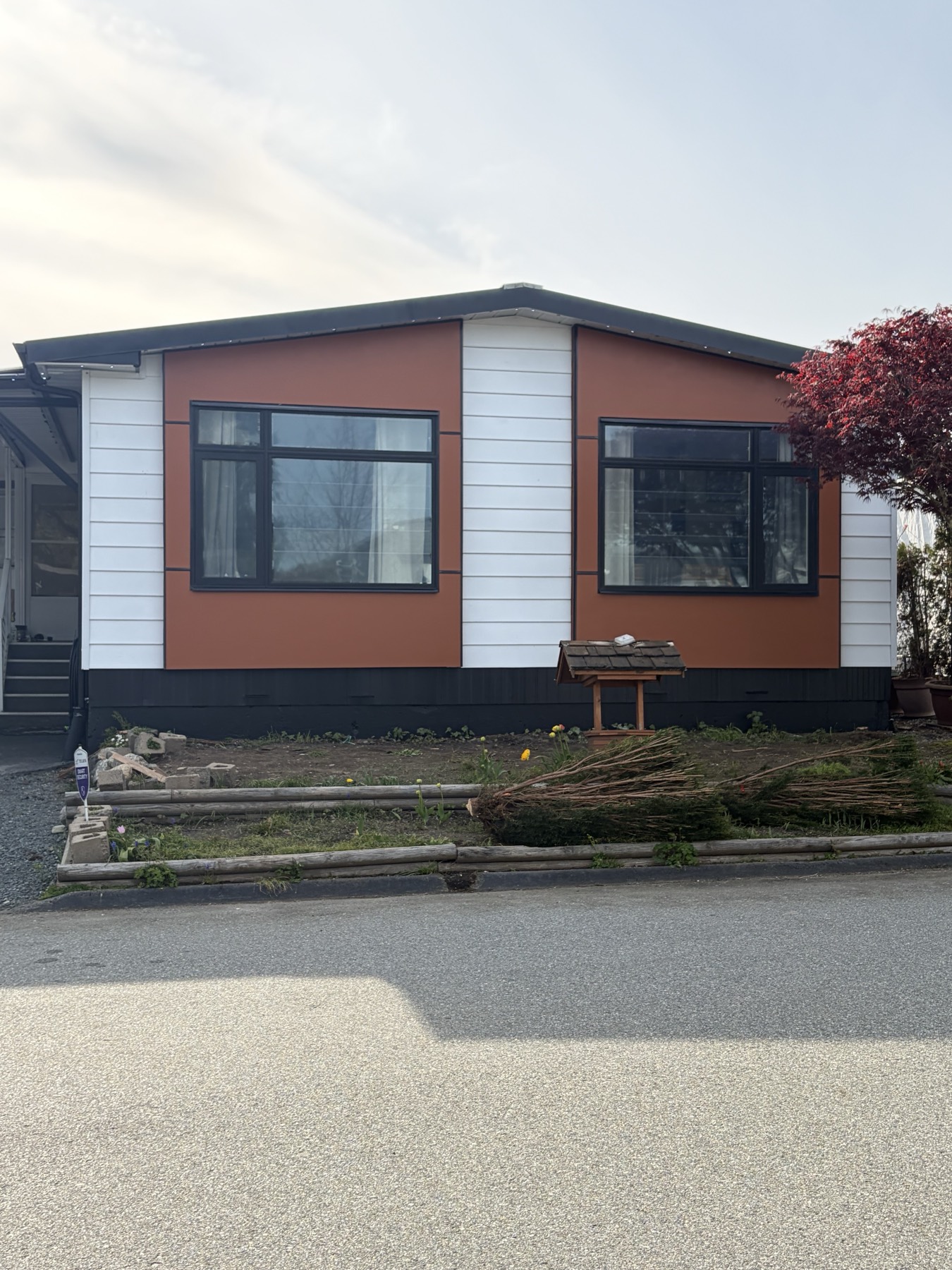 A rancher with modern panel cladding